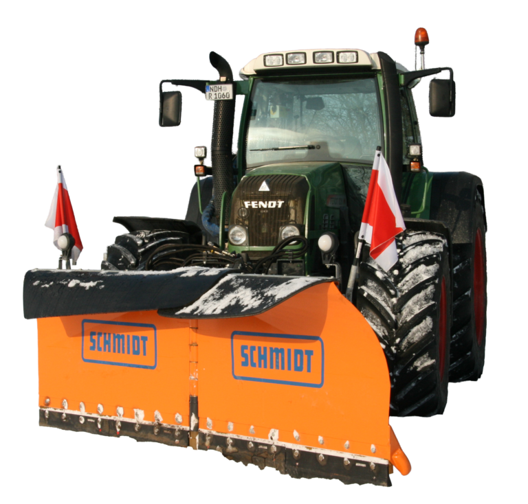 Freigestellter Fendt-Traktor im Winterdiensteinsatz mit orangefarbenem Schmidt-Schneepflug, Warnleuchten und winterlicher Bereifung.