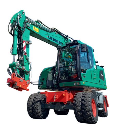 Freigestellter grüner Liebherr-Mobilbagger 918 Compact mit hydraulischem Ausleger, Schnellwechsler und robuster Bereifung.