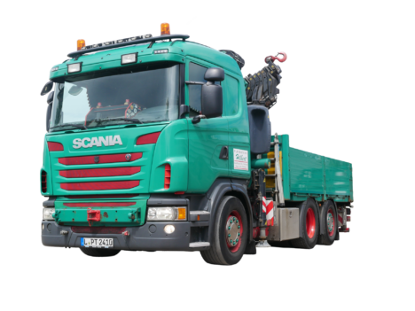 Freigestellter grüner Scania-Dreiachser des Fuhrbetriebs Hilbert mit offener Pritsche, hydraulischem Ladekran und seitlichen Bordwänden.